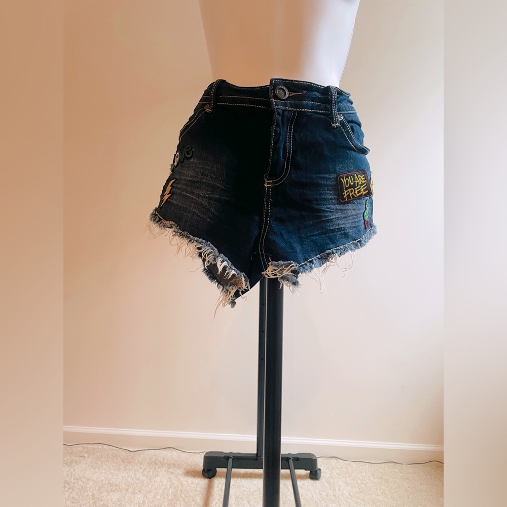 Beautiful low waist Jean shorts. Perfect for the summer..